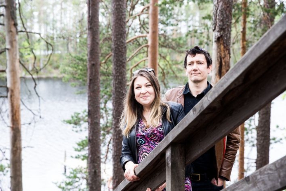 Darja ja Jean-Francois Flogny toimivat yrittäjinä myös Ilomantsin Petkeljärven kansallispuistossa, missä kuva on otettu kesällä 2017.