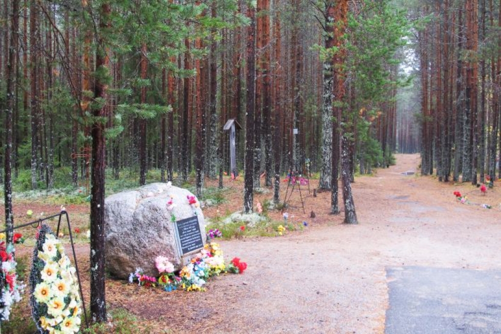 Sandarmohin joukkohautapaikan Juri Dmitrijev löysi Karhumäen lähistöltä vuonna 1997. Sinne on päätynyt lähes tuhannen suomalaisen tie. Heistä on laadittu nimiluettelo, josta löytyy useita pohjoiskarjalaisiakin.