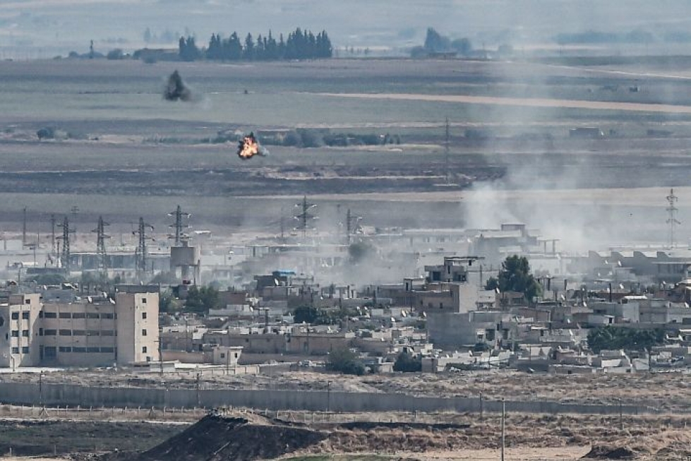 Pohjoissyyrialaisesta Ras al-Ainin rajakaupungista kohosi taisteluiden jäljiltä savua. LEHTIKUVA/AFP