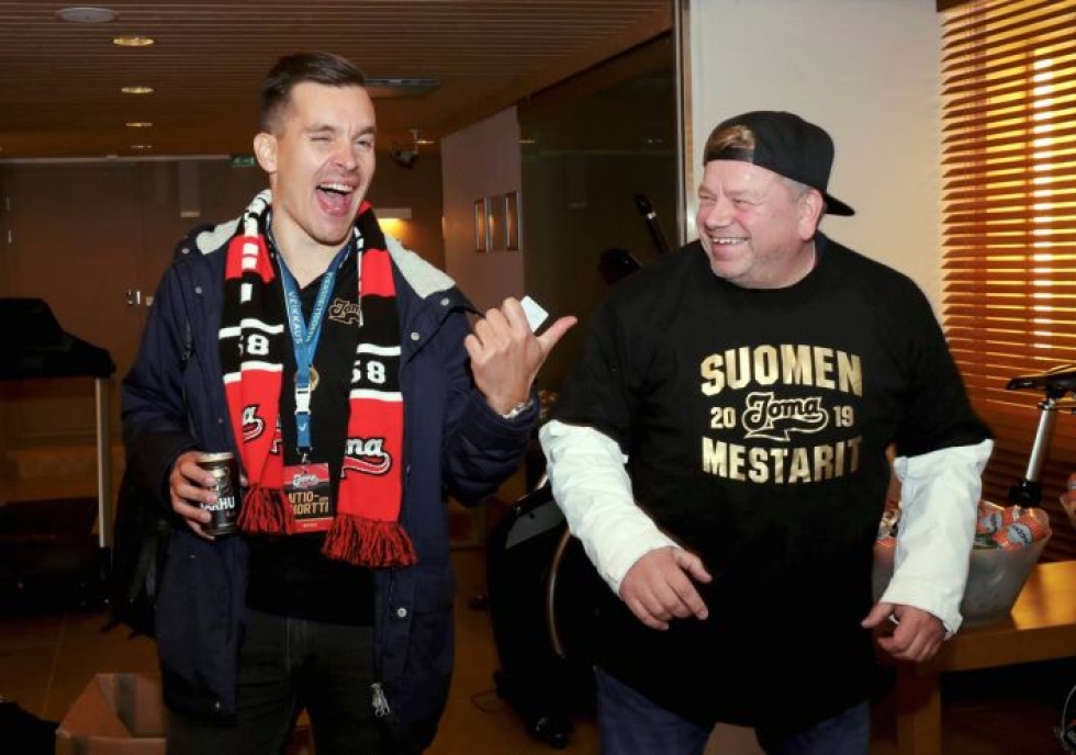 JoMan toimitusjohtaja Jonne Kemppainen ja edeltäjä Jyrki Miikki juhlivat mestaruutta.