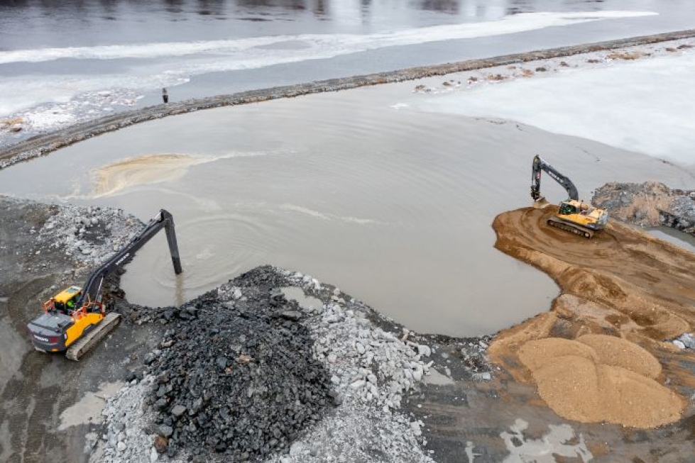 Penttilänrannassa joen pohjaa kaivetaan parhaillaan: sieltä poistetaan louhetta ja tilalle tulee paalutuskelpoista soraa.