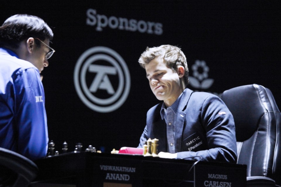 Vishy Anand (vas.) ja Magnus Carlsen pelasivat maailmanmestaruudesta reilut kaksi viikkoa.