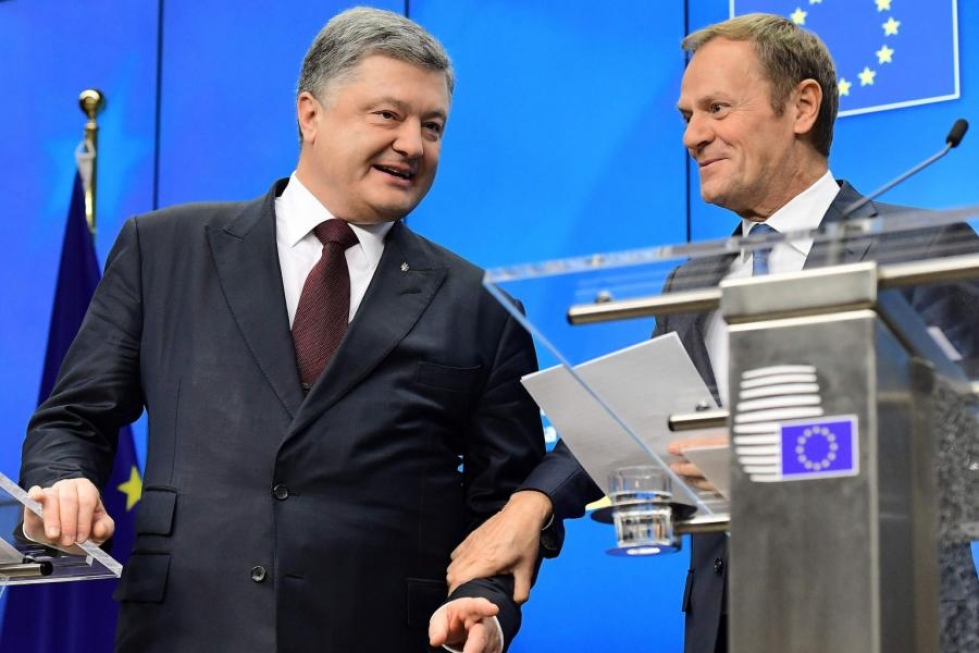 Petro Poroshenko ja Donald Tusk (oik.) keskustelivat Brysselissä. Lehtikuva/AFP