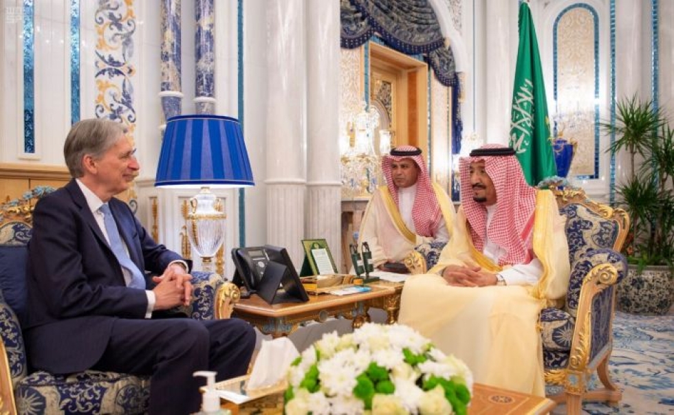 Aramcon listautumisesta pörssiin on huhuttu jo jonkin aikaa. Heinäkuussa Britannian edellisen hallituksen valtiovarainministeri Philip Hammond keskusteli Saudi-Arabian kuningas Salmanin kanssa tavoista, joilla "taloudellista ja finanssiyhteistyötä voisi vahvistaa". LEHTIKUVA/AFP