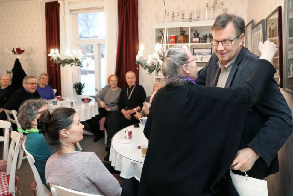 Sirkka Vepsä halasi aamukahveilla kaupunginjohtaja Kari Karjalaista.