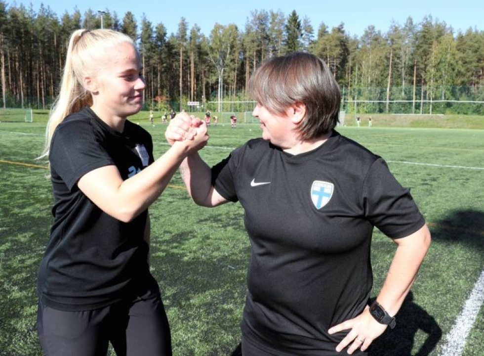 FC Hertan Kia Voutilainen tapasi sunnuntaina tyttömaajoukkueen päävalmentajan Marianne Miettisen.