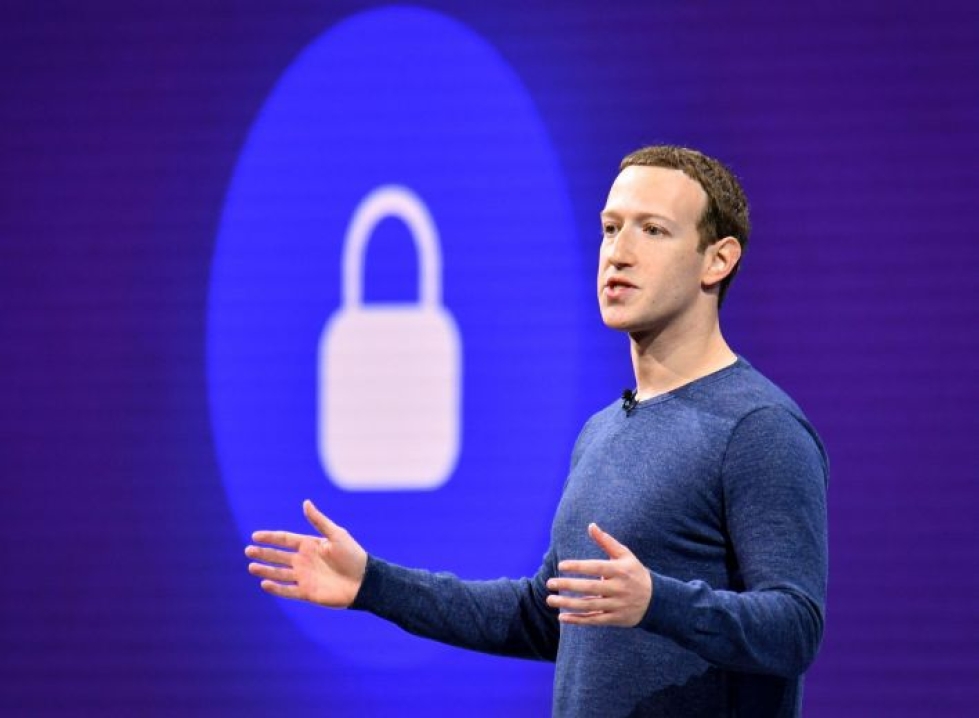 Facebook varautuu jättisakkoihin Yhdysvalloissa. Yhtiön toimitusjohtaja Mark Zuckerberg on joutunut puolustelemaan somejättiläisen yksityisyydensuojakäytäntöjä. LEHTIKUVA/AFP