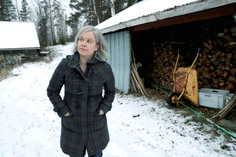 Talon pihapiirin lahonneet koivut odottavat lämmitystehtäviin pääsyä. Kaisa Jussila Onkamon-kotinsa pihamaalla marraskuussa 2018.