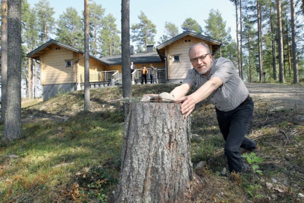 Reino Kuivalainen poseerasi Hupelin edessä Karjalaisen valokuvaajalle vuonna 2014.