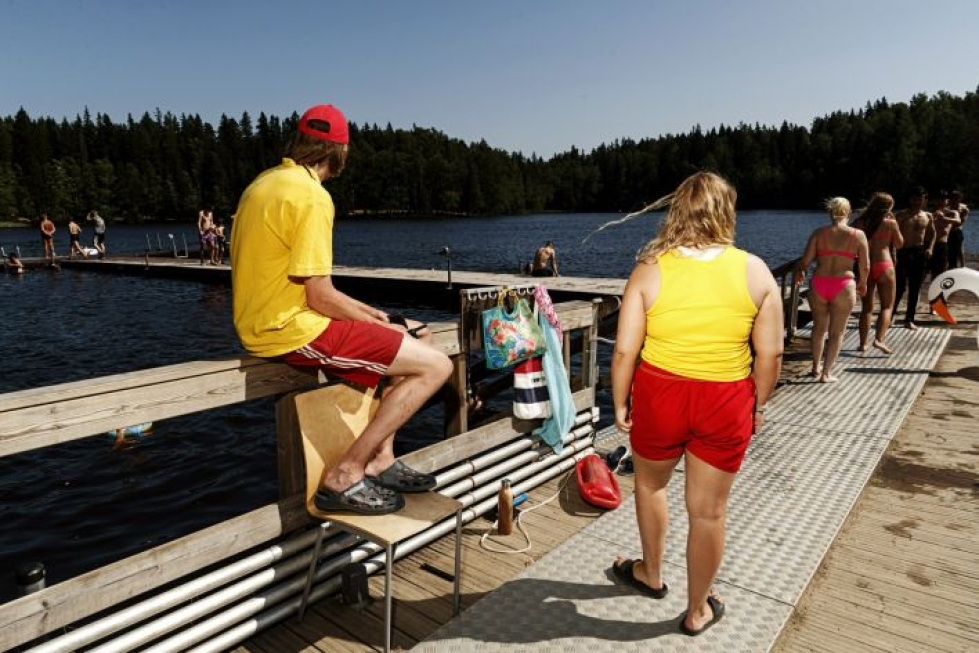Uimavalvojat huolehtivat turvallisuudesta Kuusijärvellä Vantaalla kesällä 2020. LEHTIKUVA / RONI REKOMAA