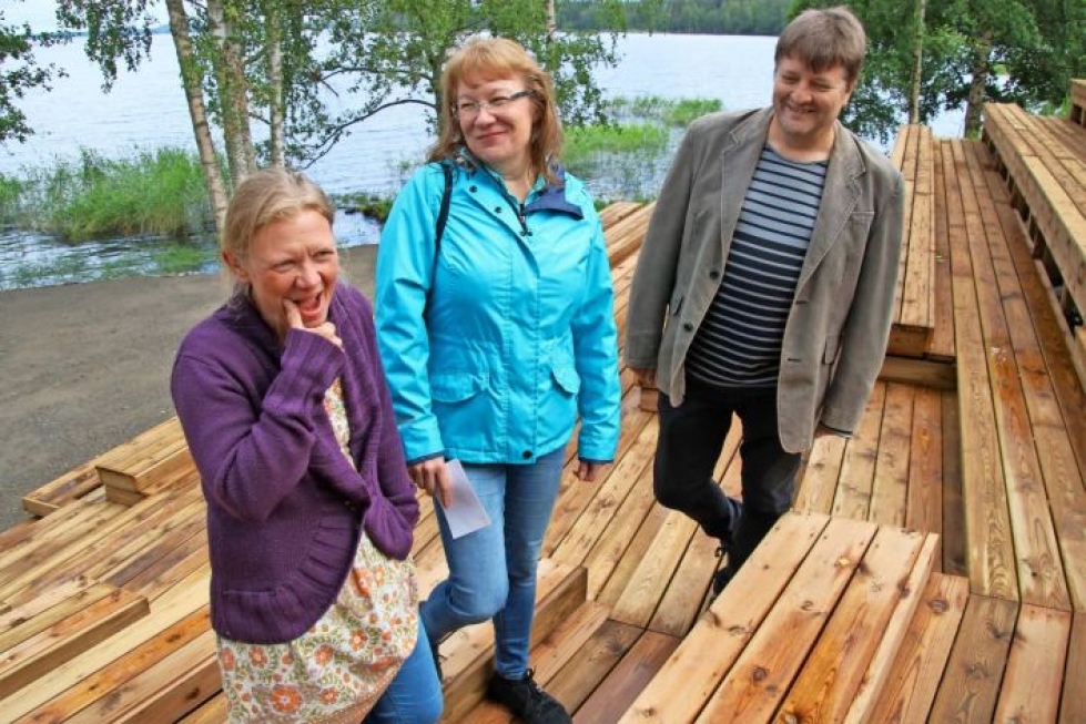 Kirsi Koskelo (vas.), Anne Salin ja Kalevi Harinen esittelivät Rääkkylän Paksuniemen kesäteatterin uutta katsomoa Karjalaiselle vuonna 2018.