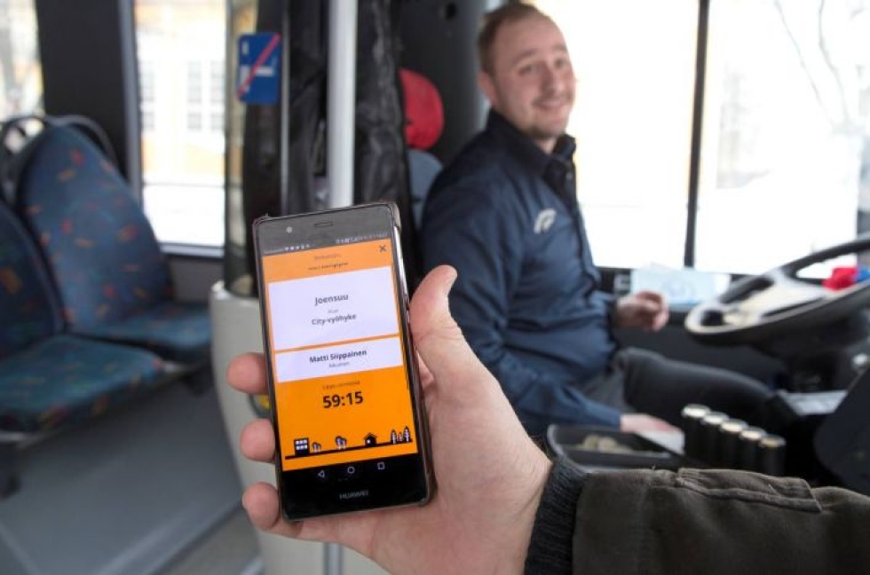 Linjalla-mobiililippu on ollut käytössä joulukuusta lähtien. Savo-Karjalan Linjan kuljettajan Lauri Vartiaisen mukaan uudistus on sujunut hyvin.