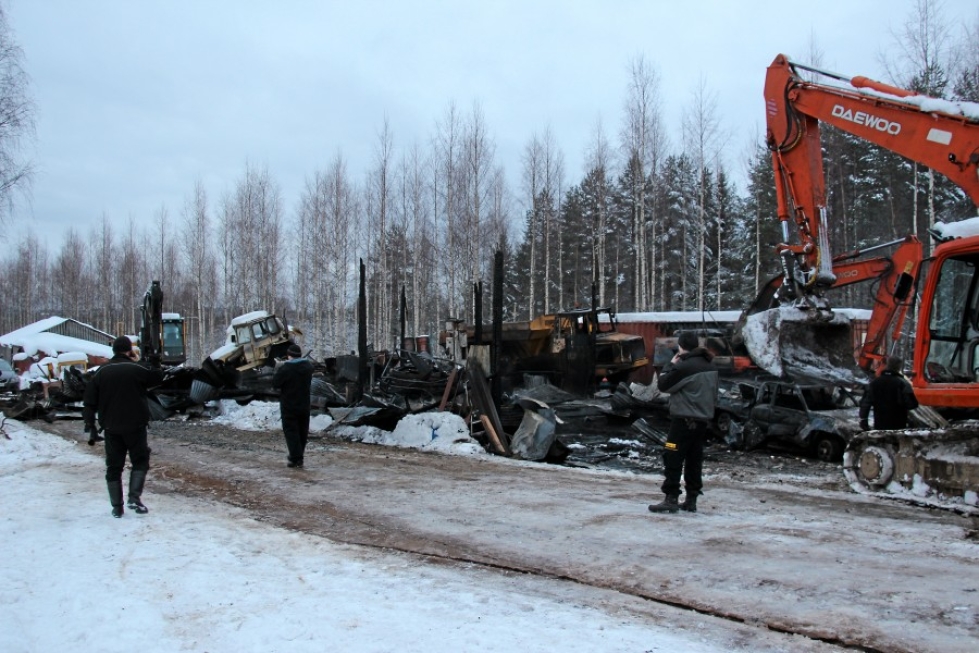  Noin 130-neliöinen konehalli paloi Nurmeksen Saramolla. Palo tuhosi hallin täysin ja vei mukanaan korjauskalustoa sekä lava-auton, kaivinkoneen ja maansiirtodumpperin.