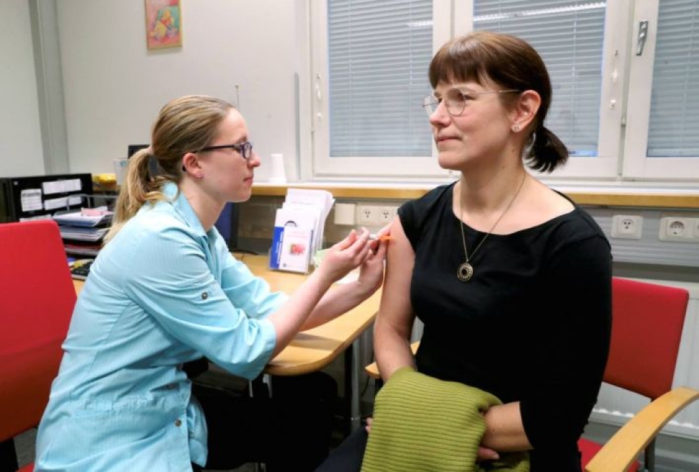 Terveydenhoitaja Minna Hurmekoski antoi influenssarokotteen neuvolatoiminnan ylilääkäri Sanni Penttilälle malliksi.
