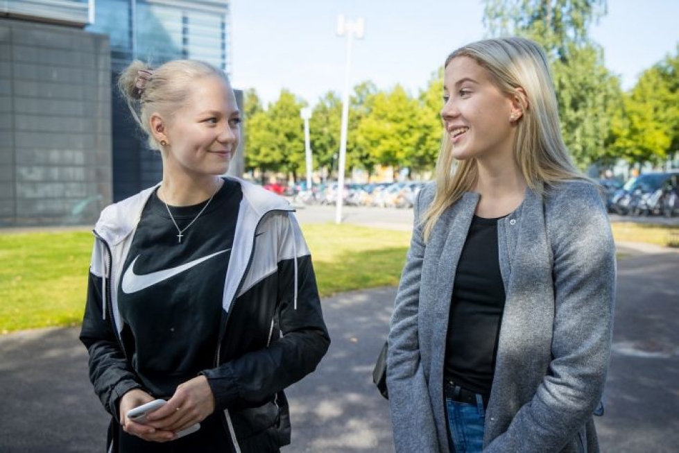 9.-luokkalaiset Sara Kuivalainen, 15, ja Siiri Nyyssönen, 15, saivat pankkikortin 12-vuotiaana. 