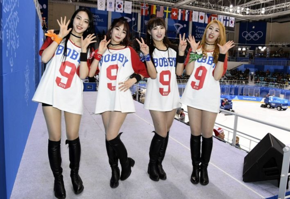 Pohjoiskorealaisia cheerleadereita nähtiin myös Suomen ja Kanadan välisessä naisten jääkiekko-ottelussa.