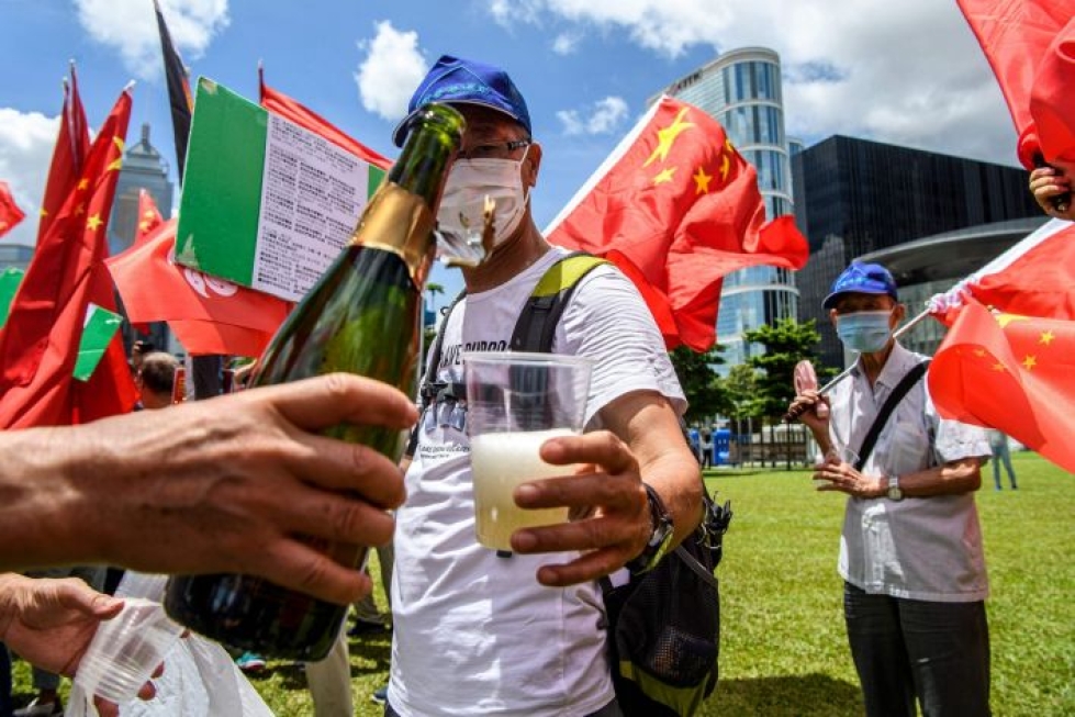 Kiina-mieliset juhlivat Hongkongissa tiistaina turvallisuuslain hyväksymistä. Lehtikuva/AFP