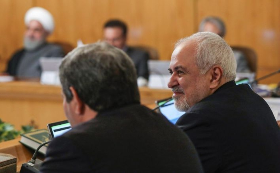 Iranin ulkoministeri Mohammad Javad Zarif (oik.) maan hallituksen kokouksessa eilen. Iranin presidentinhallinnon välittämä valokuva. AFP / handout / Iranian presidency