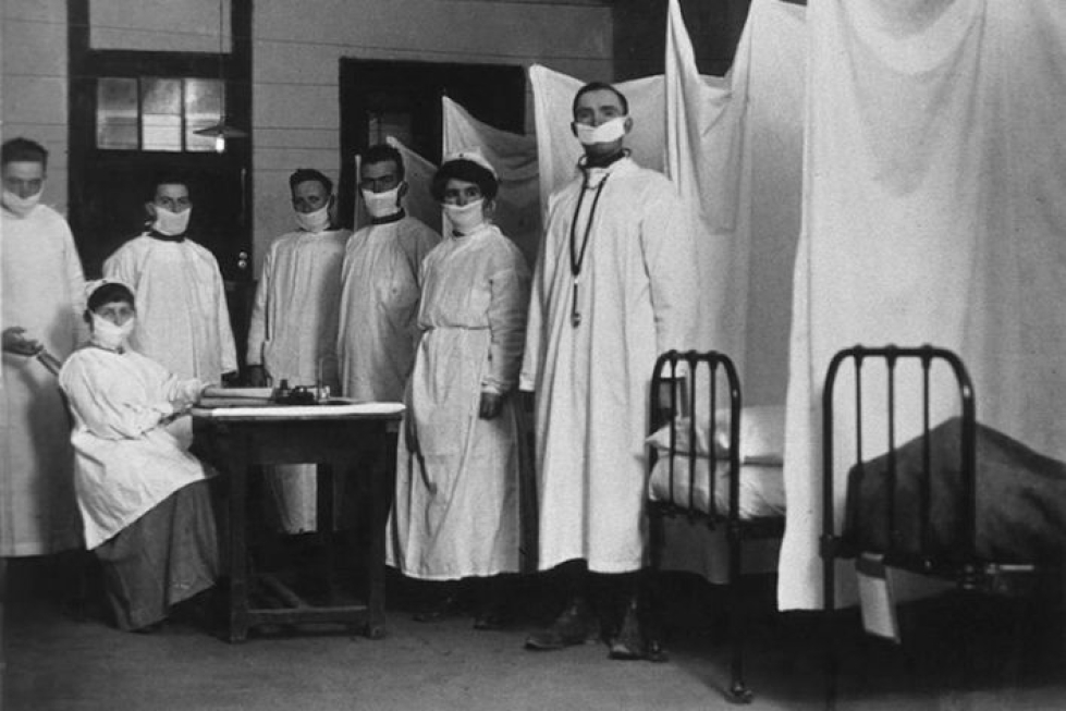 Hoitohenkilökuntaa maskeissaan Yhdysvaltain sotilastukikohdan sairaalassa Ranskassa espanjantautiepidemian aikana 1918 –1919.
