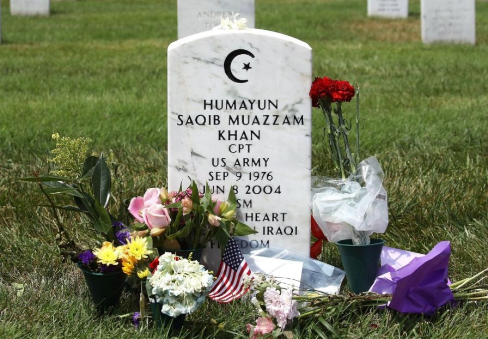 Amerikkalaisen muslimisotilaan, Yhdysvaltain armeijan kapteenin Humayun Khanin hauta Arlingtonin hautausmaalla. Presidenttiehdokas Donald Trump on saanut paljon kritiikkiä irvailtuaan Twitterissä Khanin vanhemmille. LEHTIKUVA/AFP