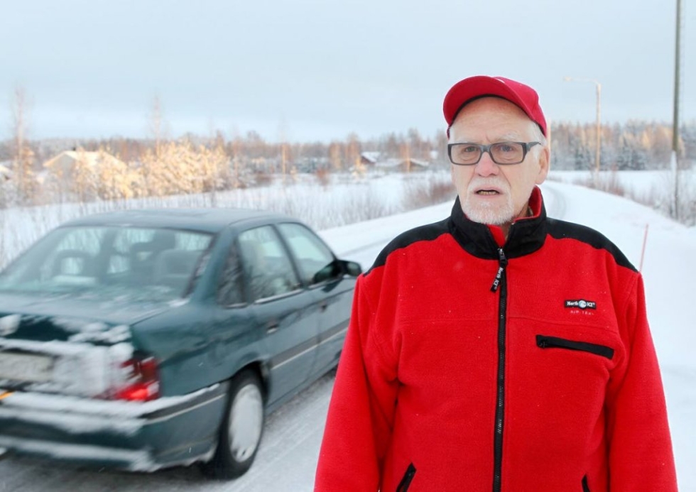 Jorma Mikkonen toivoo Kulhoon johtavalle tielle kevyen liikenteen väylää.