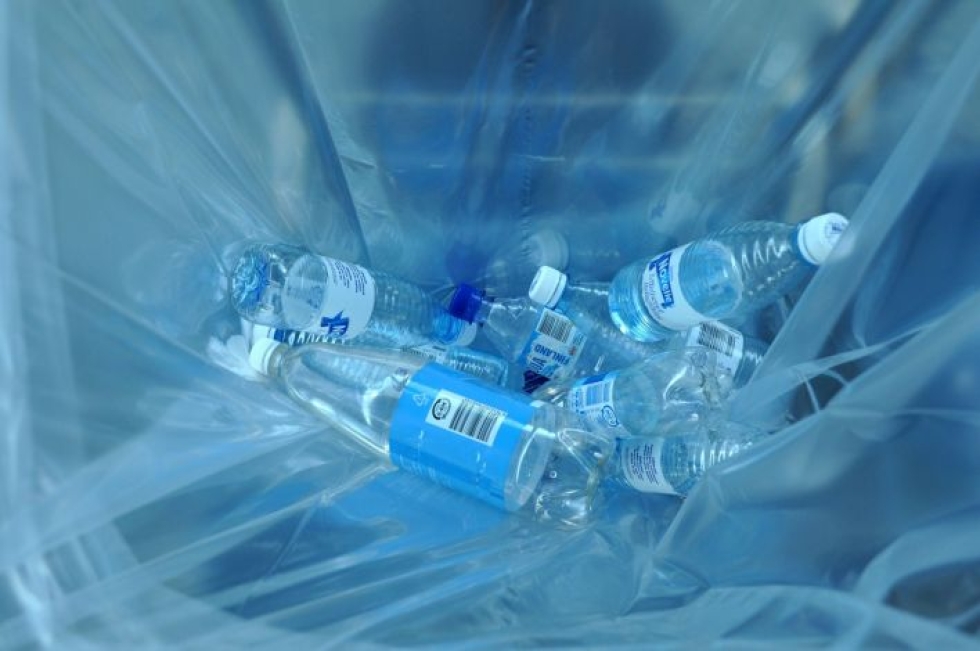 Pakkausmuovin vähentämisen ja korvaavien materiaalien käyttämisen lisäksi muovin kierrätyksestä halutaan tehdä kuluttajaystävällisempää. LEHTIKUVA / VILJA VEHKAOJA