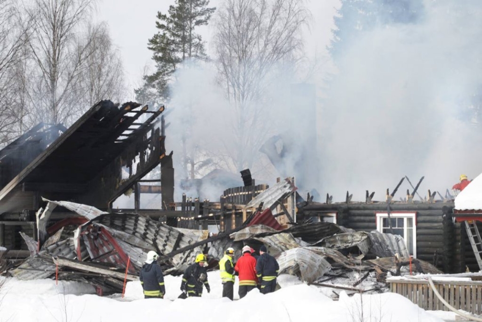 Harjulanpihan päärakennus tuhoutui täysin vajaa kaksi viikkoa sitten olleessa tulipalossa.