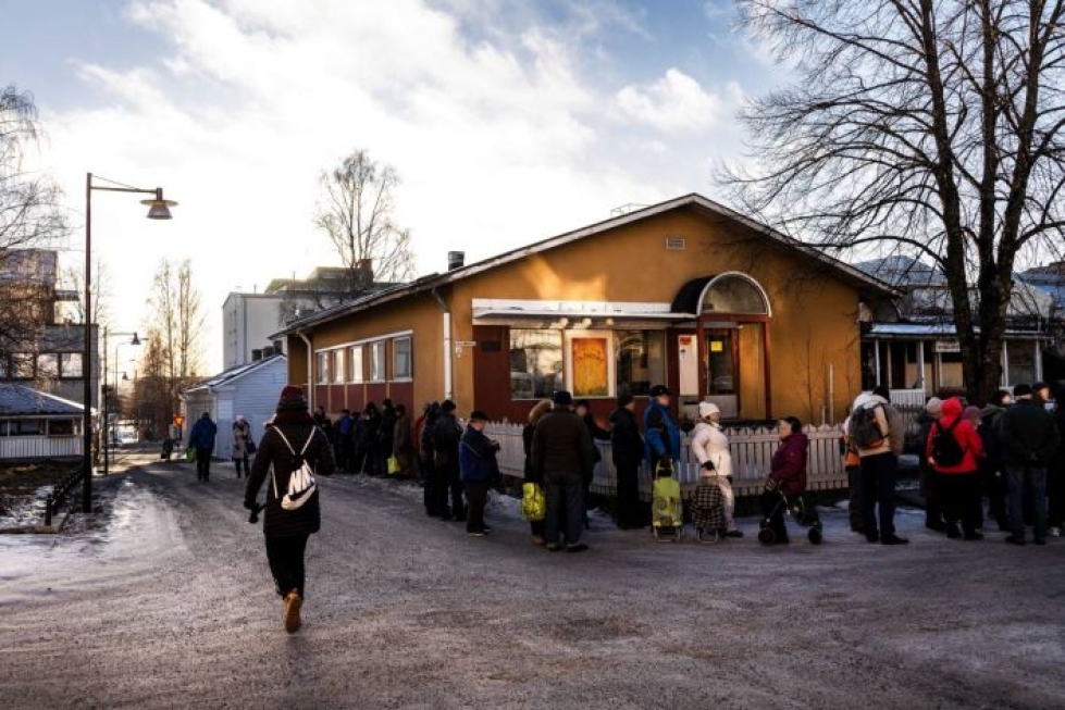 Tapa jakaa ruoka-apua vaihtelee suuresti kaupungeittain. Osassa on vielä perinteinen leipäjono, osassa yhteisruokailuja, jossain ilmaisen ruokakassin saa kotiovelle. Kuva on Kuopiosta tammikuulta 2020.