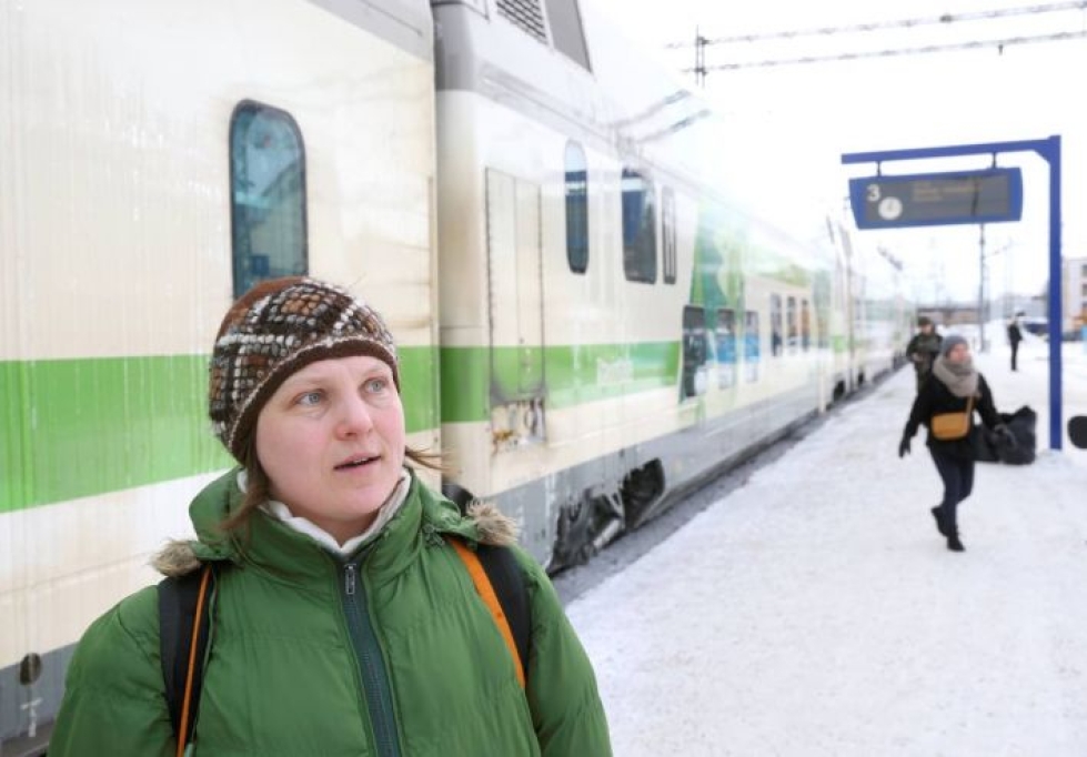 Riikka Linjama nousee Joensuu-Helsinki-junaan useita kertoja kuukaudessa.  Hänestä junayhteys on sen verran nopea, ettei tunne tarvetta vaihtaa lentokoneeseen.