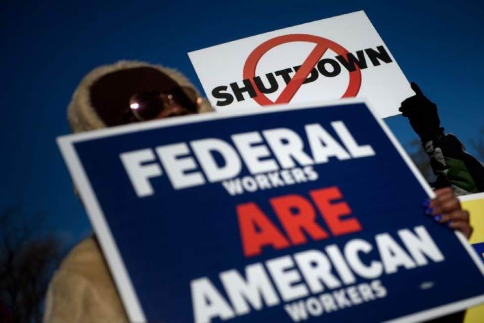 Noin 800 000 liittovaltion työntekijää on ollut ilman palkkaa jo kolme viikkoa Yhdysvaltain hallinnon osittaisen sulkemisen takia. LEHTIKUVA / AFP