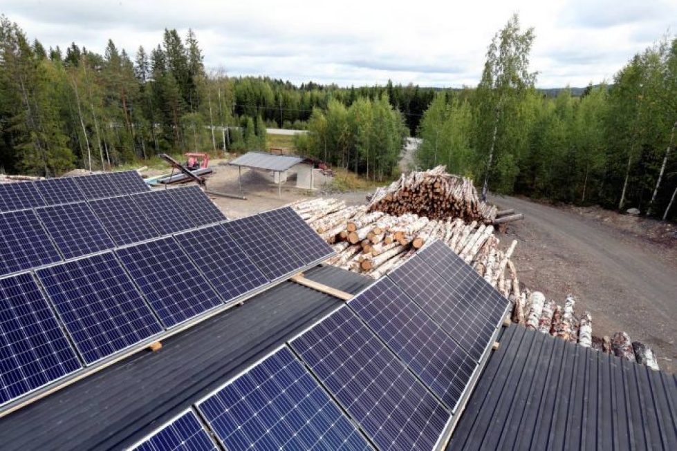 MottiMikon klapikatoksen päälle on asennettuna 40 aurinkopaneelia. Mikko Jaatinen ostaa kaiken klapiraaka-aineensa.
