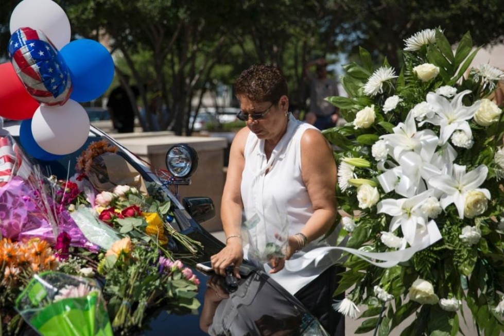 Dallasin poliisiasemalle on tuotu kukkia ja suruvalitteluja sen jälkeen, kun viisi poliisia kuoli mielenosoituksen aikana alkaneessa ampumisessa. LEHTIKUVA/AFP