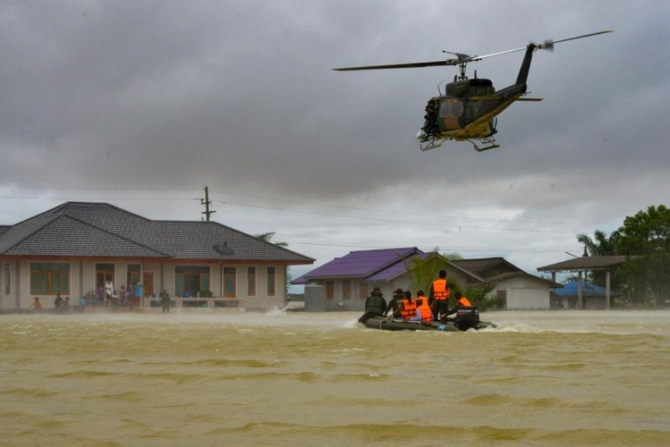 Asukkaita on pelastettu Etelä-Thaimaan tulva-alueilta muun muassa veneiden ja helikoptereiden avulla. LEHTIKUVA/AFP