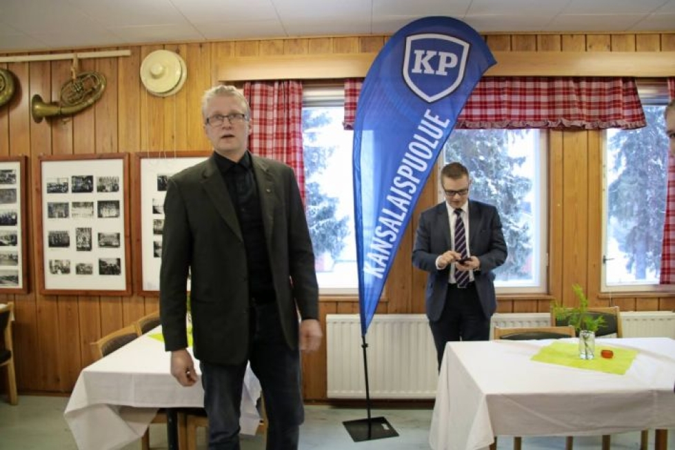 Mika Piiroinen (edessä) piti Kansalaispuolueen puheenjohtajan Sami Kilpeläisen kanssa Värtsilän kylätalolla tiedotustilaisuuden, jossa kerrottiin muuassa Piiroisen poliittisista ratkaisuista.