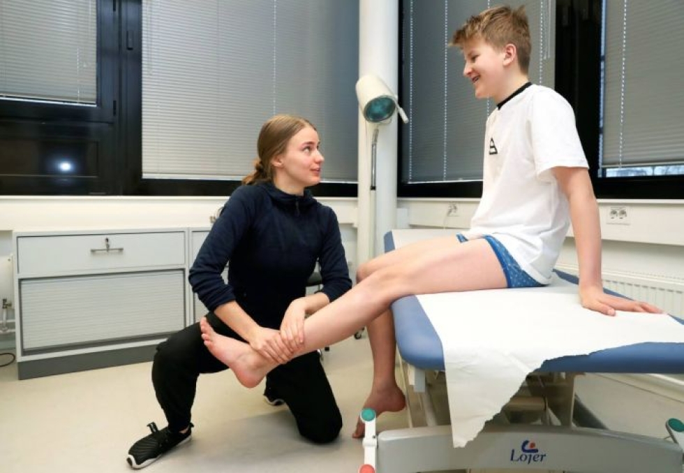 Fysioterapiaopiskelija Fanni Niemelä tutkii perusteellisesti Tuukka Viinisalon. Yksi kiinnostuksen kohteista on jalkojen lihasvoima.