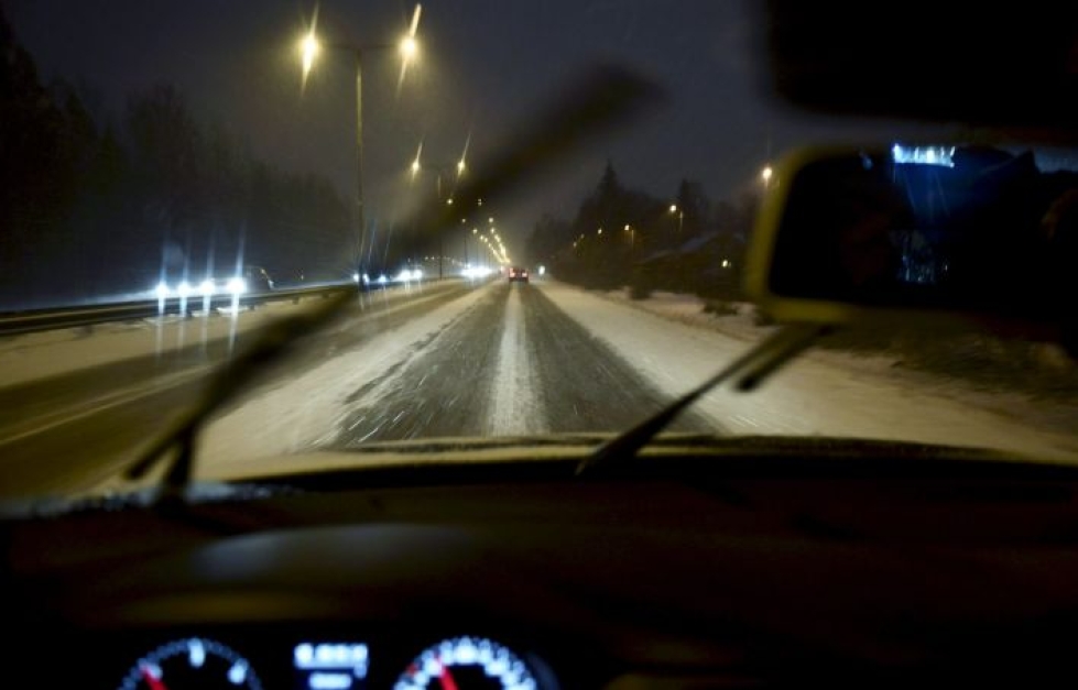 Jäätävä sumu ja sade haittaavat liikennettä Uudellamaalla ja Kymenlaaksossa, varoittaa Liikennevirasto. LEHTIKUVA/Heikki Saukkomaa