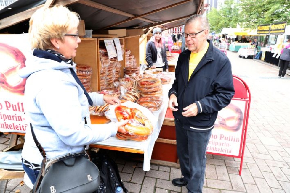 Veikko Härköselle viipurinrinkelin osto Joensuun markkinoilta on perinne. Kauppaa hän teki pitkään markkinoita kiertäneen Sirpa Helkalan kanssa.