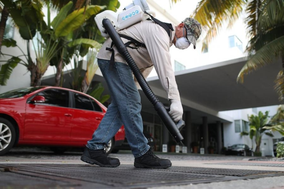 Floridassa zikavirusta vastaan on taisteltu muun muassa myrkyttämällä hyttysiä. LEHTIKUVA / AFP