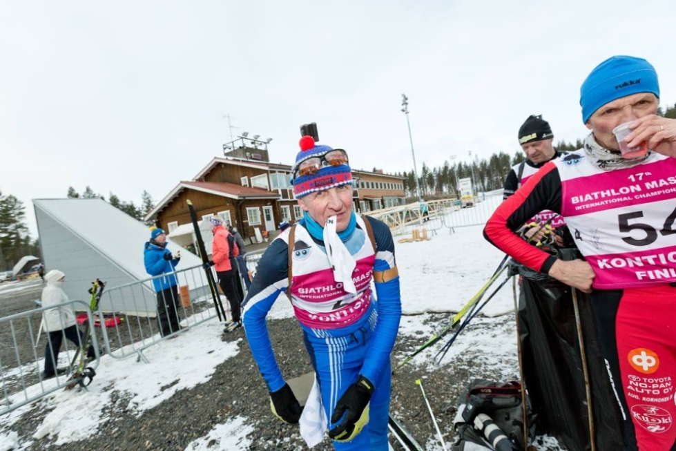 Hannu Juntunen (vas.) ja Tapani Piirainen kilpailivat Kontiolahdella järjestetyissä Biathlon Masters -kilpailuissa.