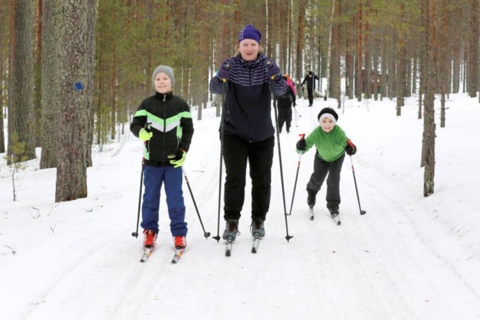 Senja Hiltunen toi poikansa Eljaksen ja Einon hiihtämään Ylemmäisen hiihtoon.