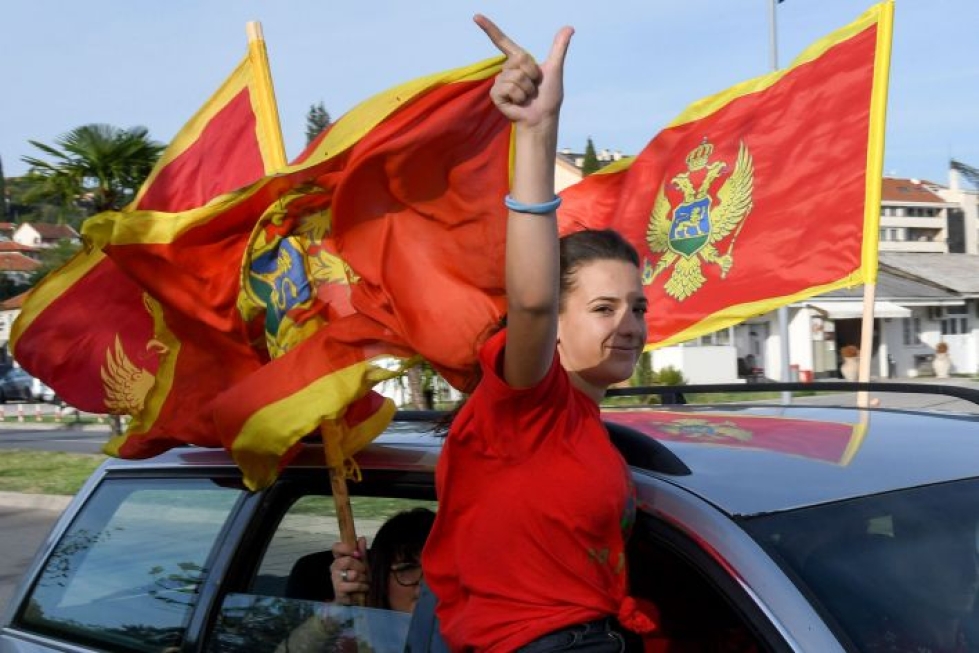 Montenegrossa odotetaan sunnuntaisten parlamenttivaalien tulosta. Kuvassa DPS:n kannattaja.