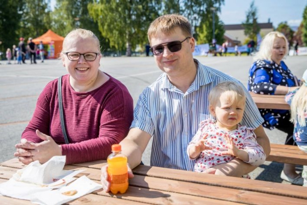 Tiina, Timo ja Tildaliina Jokipalo nauttivat Lasten Kontiolahti-päivästä.