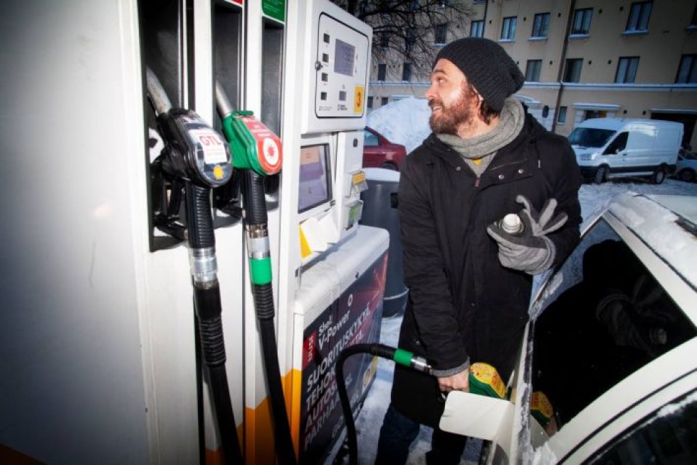 Helsinkiläinen Tommy Vänskä sanoo, että liikennepolttoaineiden tulisi maksaa paljon nykyistä enemmän, jotta ilmastotavoitteisiin päästäisiin.