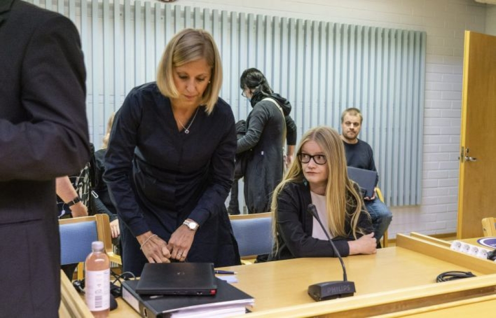 Toimittaja Johanna Vehkoo (oik.) hänen asianajaja Martina Kronström valmistautuvat istuntoon Rovaniemen hovioikeudessa Oulussa 26. elokuuta 2020. LEHTIKUVA / VESA RANTA