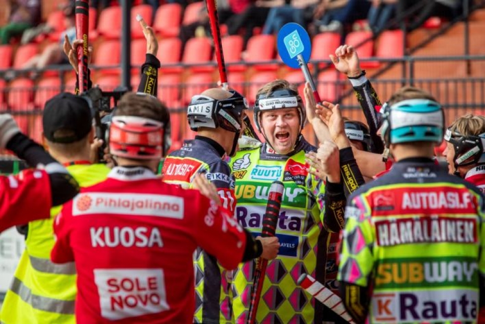 JoMan lyöjäjokeri Juha Niemi sai onnittelut joukkuekavereiltaan iskettyään tuhat lyötyä täyteen.