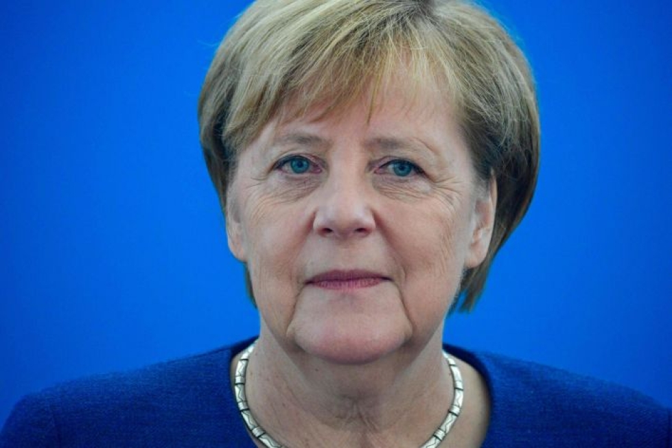 Merkelin johtaman kolmen puolueen hallituksen sisäistä kinastelua on pidetty syynä siihen, että hallituspuolueet kärsivät pahat vaalitappiot Baijerin osavaltiovaaleissa. Lehtikuva/AFP