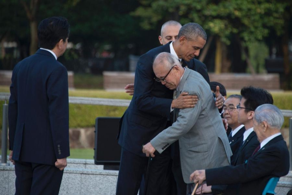 Obama halasi Hiroshimassa atomipommin räjähdyksestä selvinnyttä. LEHTIKUVA/AFP