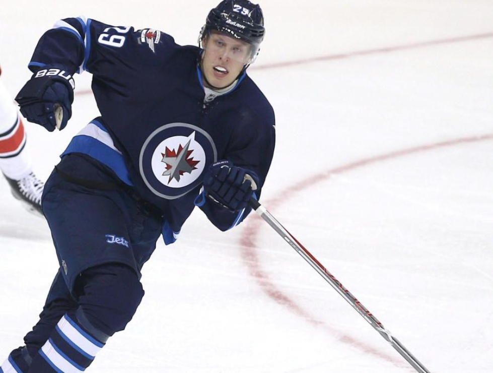 Winnipegin Patrik Laine on aloittanut NHL-uransa yli odotusten. Kuvassa liigatulokas lokakuun pelissä Carolinaa vastaan. LEHTIKUVA/AFP
