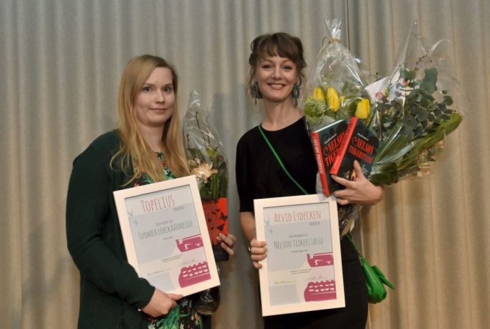 Briitta Hepo-oja (vasemmalla) voitti nuortenkirjallisuuden Topelius-palkinnon, ja Lena Frölander-Ulf sai Arvid Lydecken -palkinnon. Molempien kirjailijoiden palkitut kirjat ilmestyivät viime vuonna. LEHTIKUVA / EMMI KORHONEN