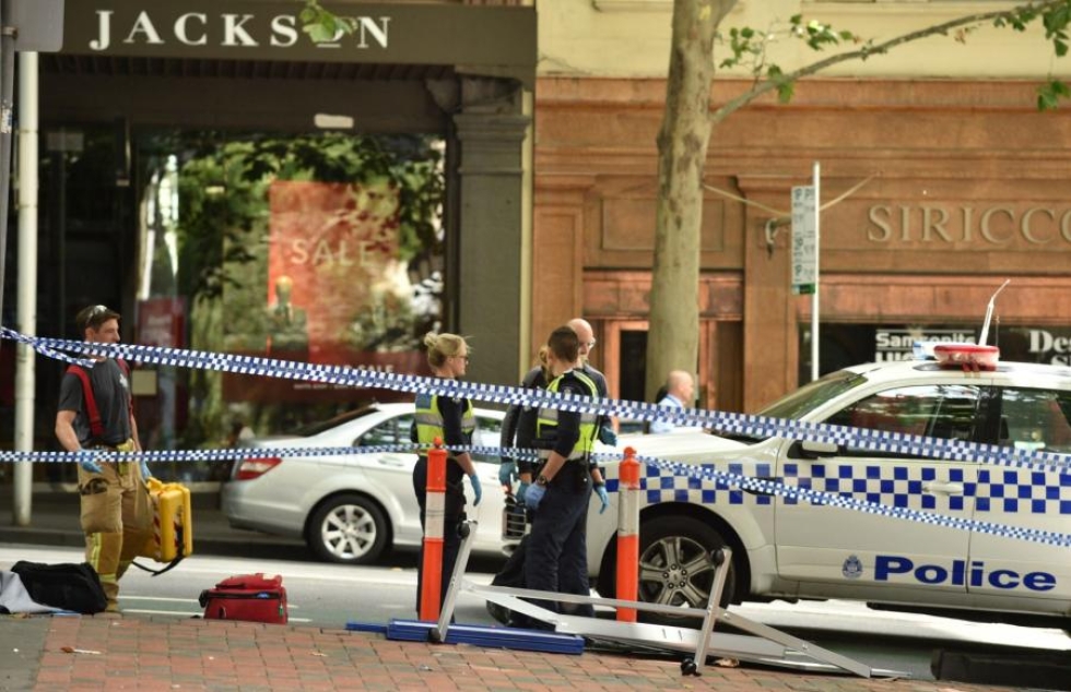 Poliiseja ja pelastushenkilöstöä Melbournen keskustassa sijaitsevalla Bourke Streetin ostosalueella. AFP/LEHTIKUVA